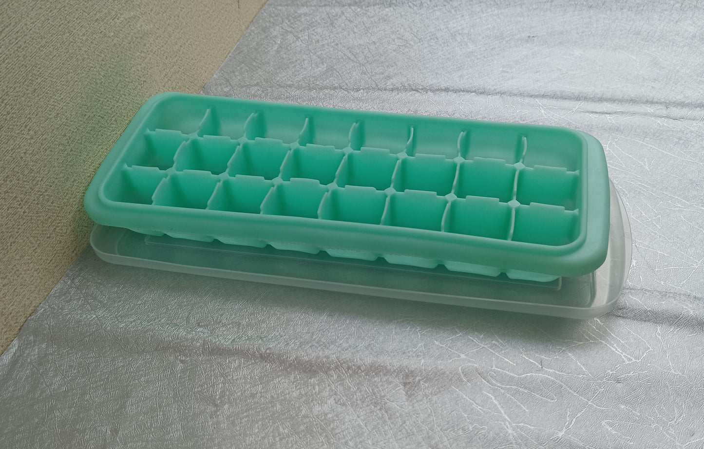 Sxbhfuj Ice cube trays Silicone ice cube mold trays home refrigerator ice box press with lid frozen ice cube artifact food grade mini small ice compartment