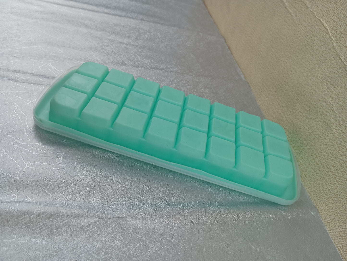 Sxbhfuj Ice cube trays Silicone ice cube mold trays home refrigerator ice box press with lid frozen ice cube artifact food grade mini small ice compartment