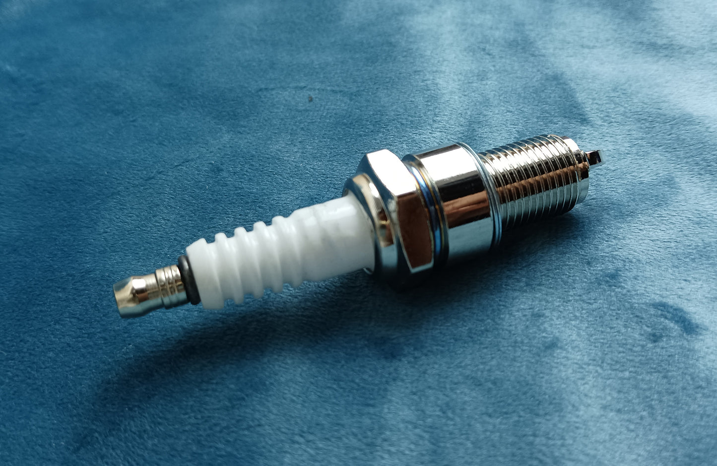 Pericuo Sparking plugs for automotive engines car spark plugs iridium special car to enhance the power to solve the jitter applicable to a variety of models universal original